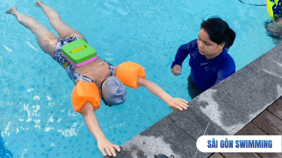 Hình ảnh học bơi kèm riêng cho người lớn lớn Quận 2